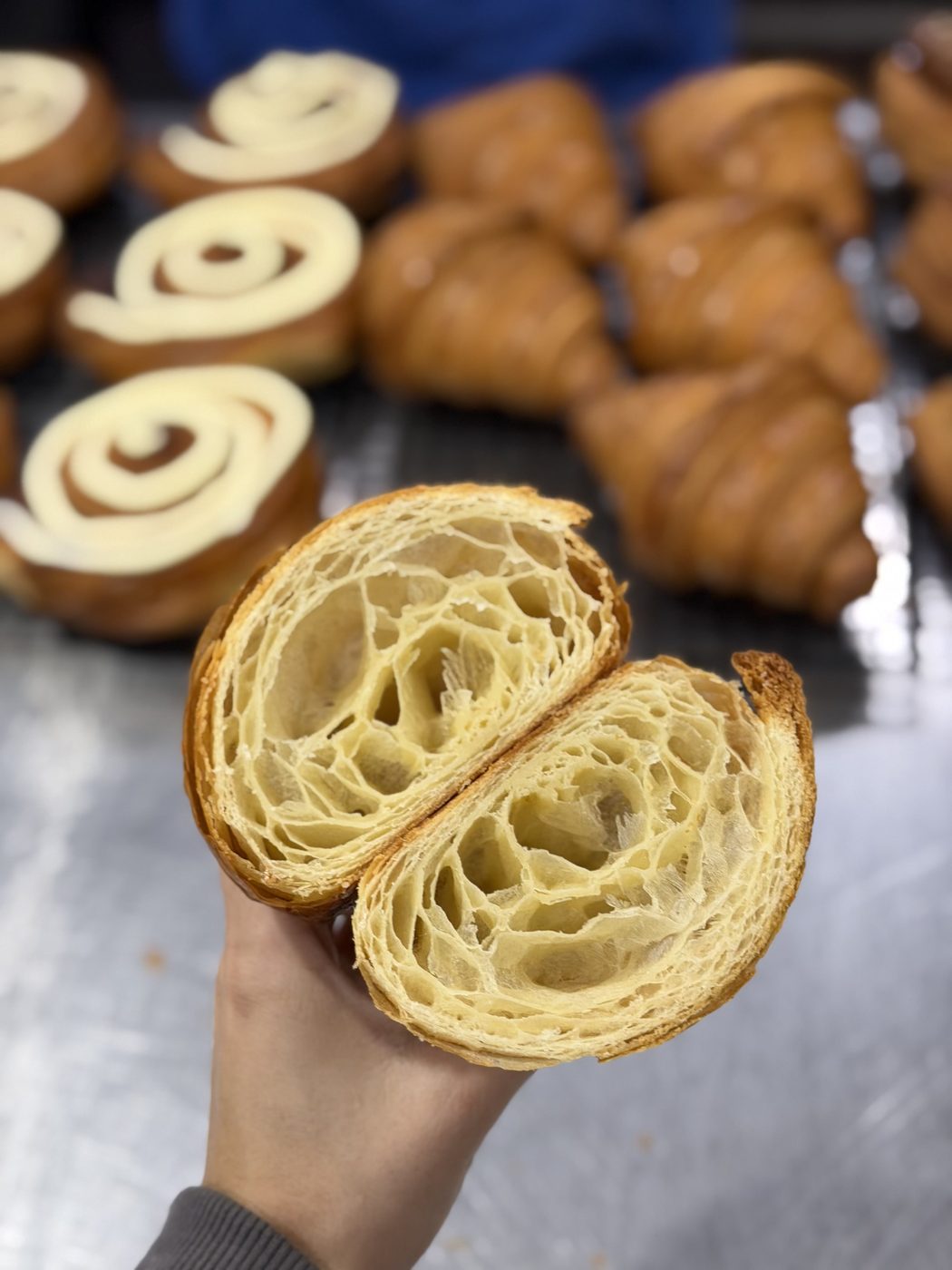 Croissant abierto mostrando la miga alveolada