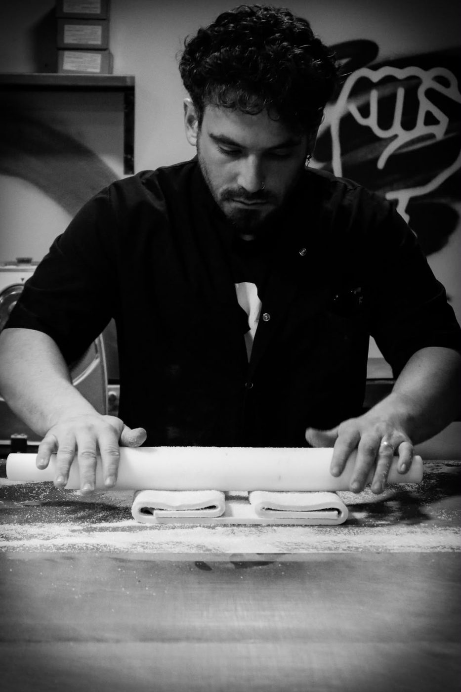 Nicolás Yernovoy estirando masa laminada con el palote